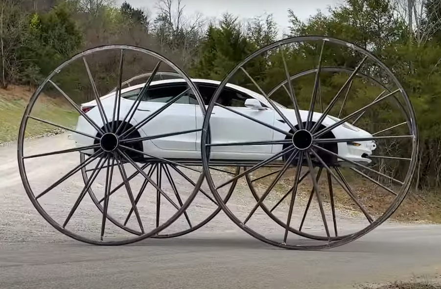 You are currently viewing Tesla Model 3 cu roți de căruță