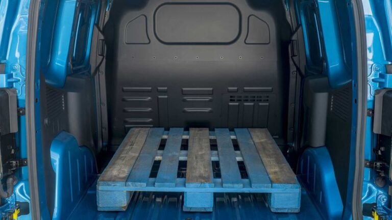 Ford E-Transit Courier cargo