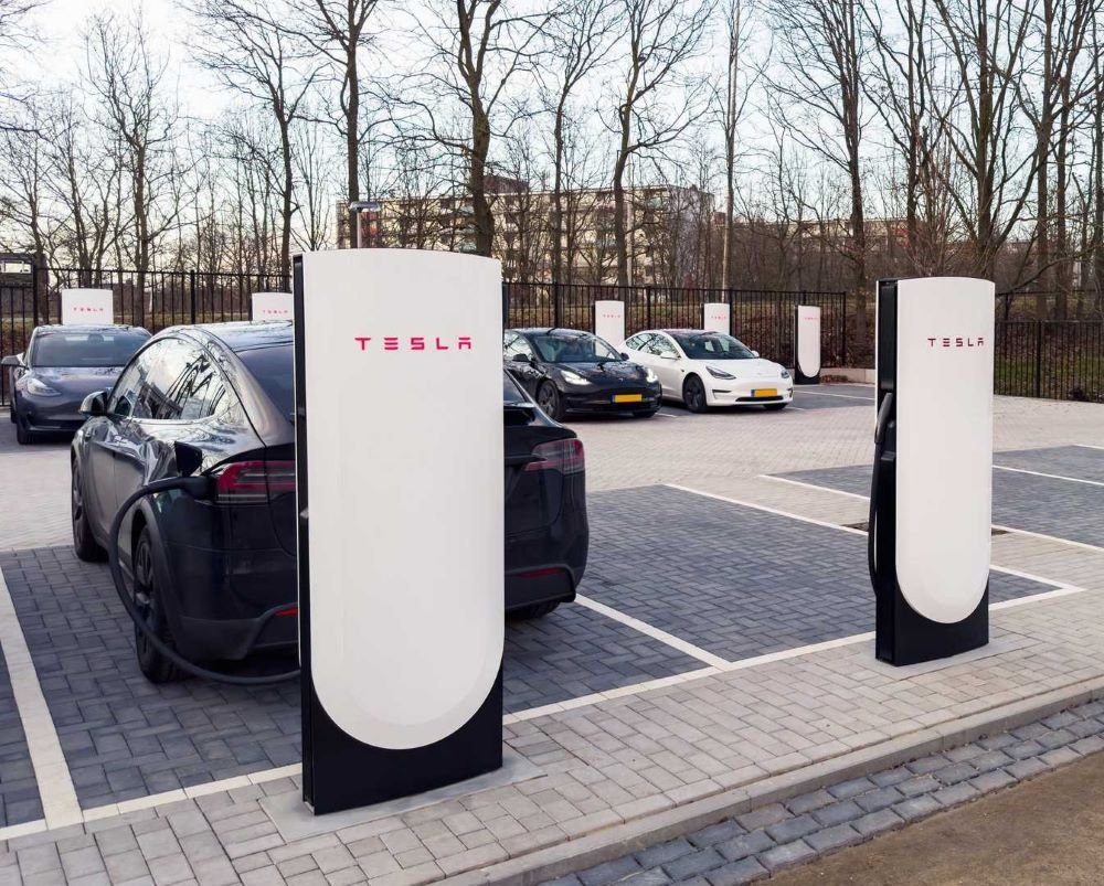 You are currently viewing Tesla inaugurează a doua stație Supercharging V4 în Europa