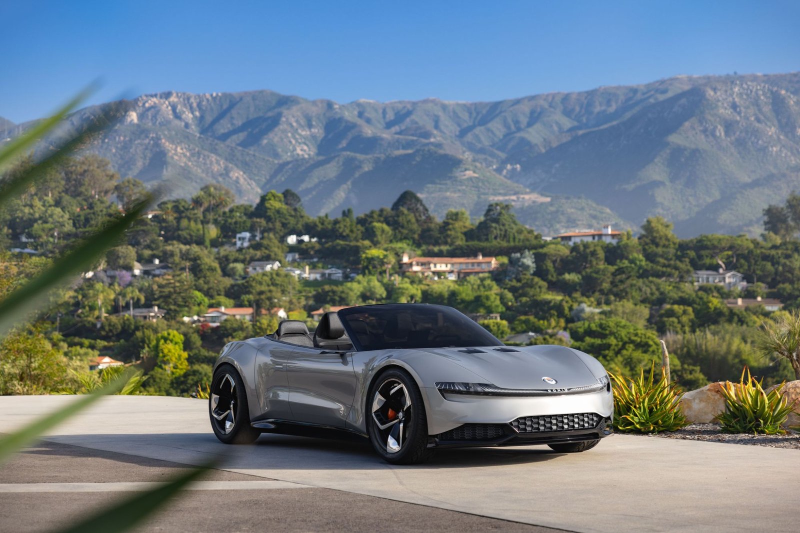 Read more about the article Fisker Ronin, o decapotabilă electrică cu o autonomie de până la 900 de kilometri