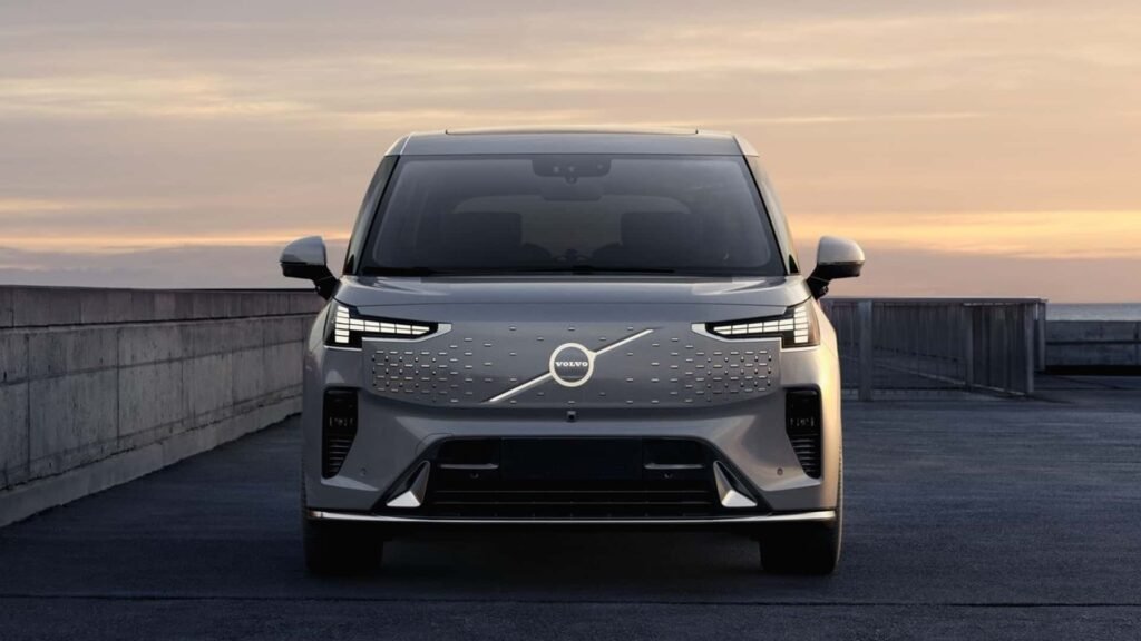 Volvo EM90: Noul Standard în Materie de Monovolume Electrice