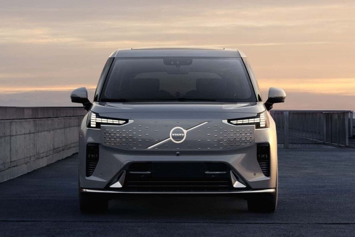 Volvo EM90: Noul Standard în Materie de Monovolume Electrice