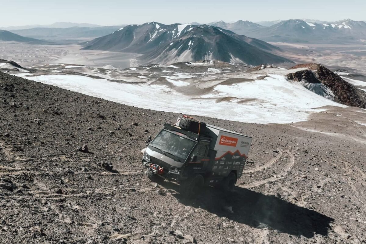 Terren, camionul electric ce sfidează limitele la 6.500m altitudine, echipat cu panouri solare pentru o mobilitate durabilă.