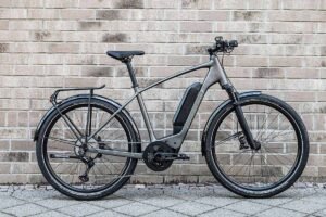 Read more about the article Diamant Zing Super Deluxe: O Bicicletă de Trekking Performantă și Agilă