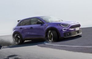 Read more about the article Abarth 600e: Adio benzină, bun venit adrenalină electrică!