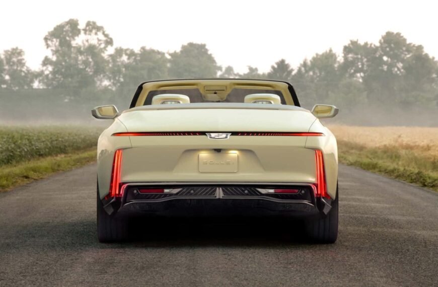 Cadillac Sollei spate