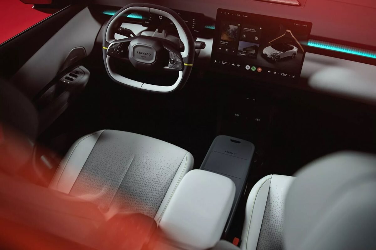 Lynk & Co 02 interior