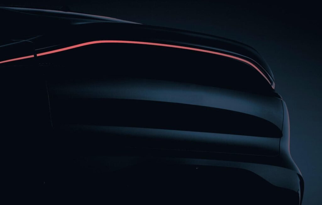 Imagine teaser cu noul SUV electric MG, prezentând partea din spate a mașinii cu o bandă LED elegantă pentru stopuri și un design modern, inspirat de stilul Aston Martin.
