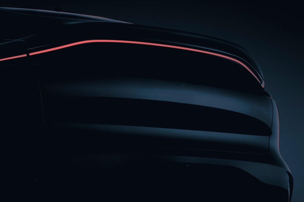 Imagine teaser cu noul SUV electric MG, prezentând partea din spate a mașinii cu o bandă LED elegantă pentru stopuri și un design modern, inspirat de stilul Aston Martin.